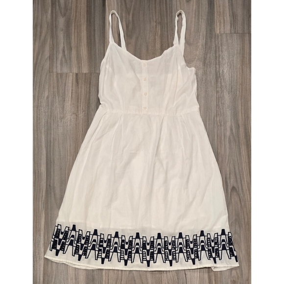 Charming White Summer Dress with Embroidered Hemline - Picture 1 of 14